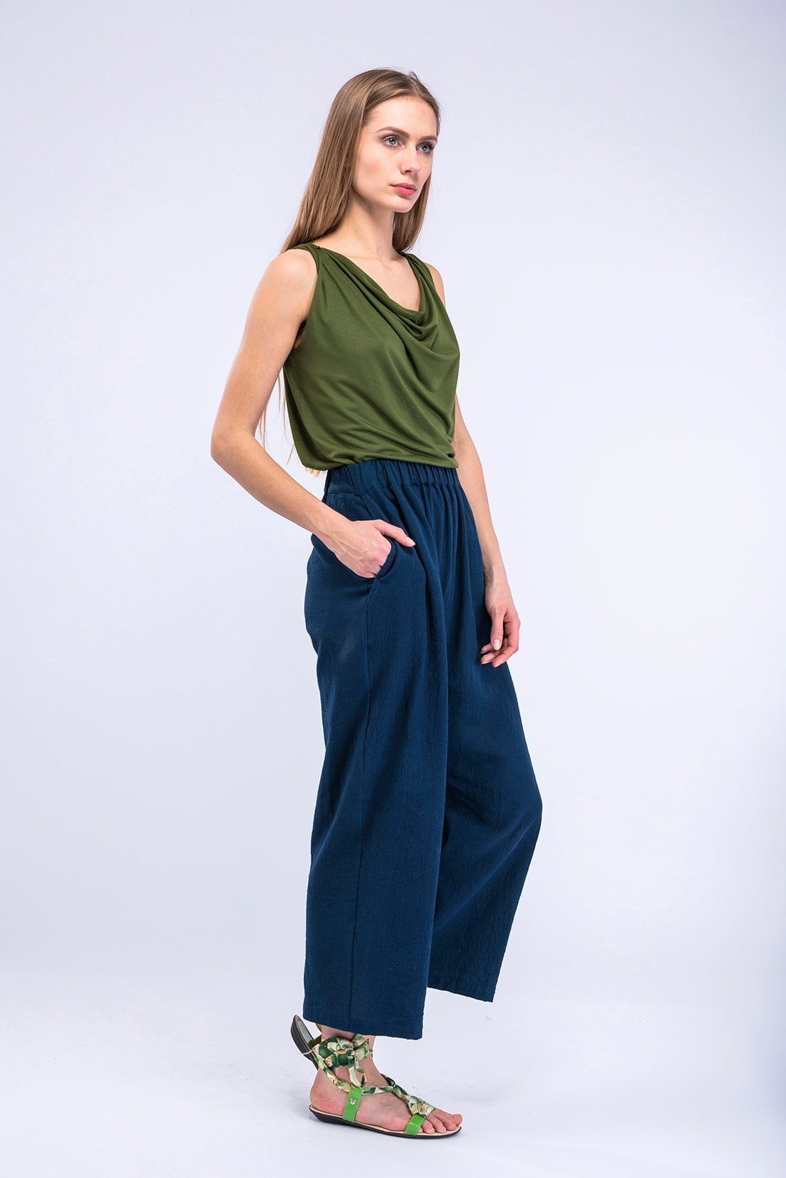 Pantalon bleu canard large en coton bio pour femme HALNY – Image 4