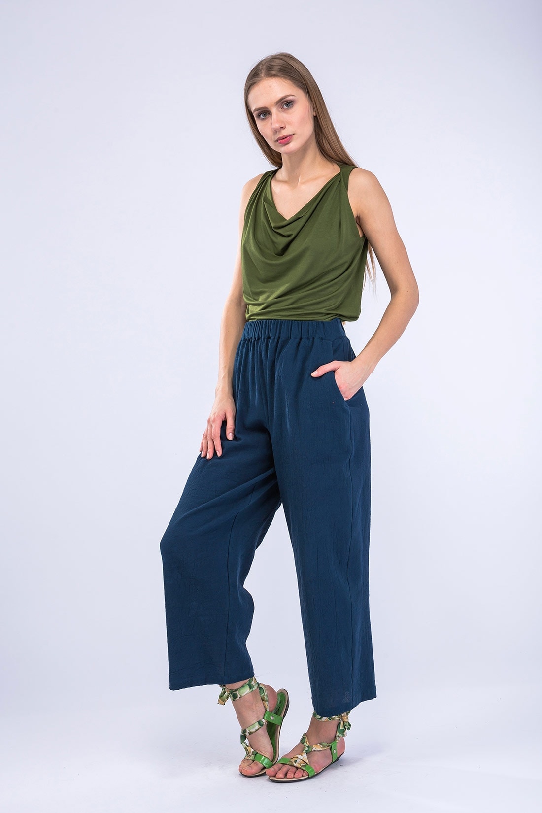 Pantalon bleu canard large en coton bio pour femme HALNY – Image 2