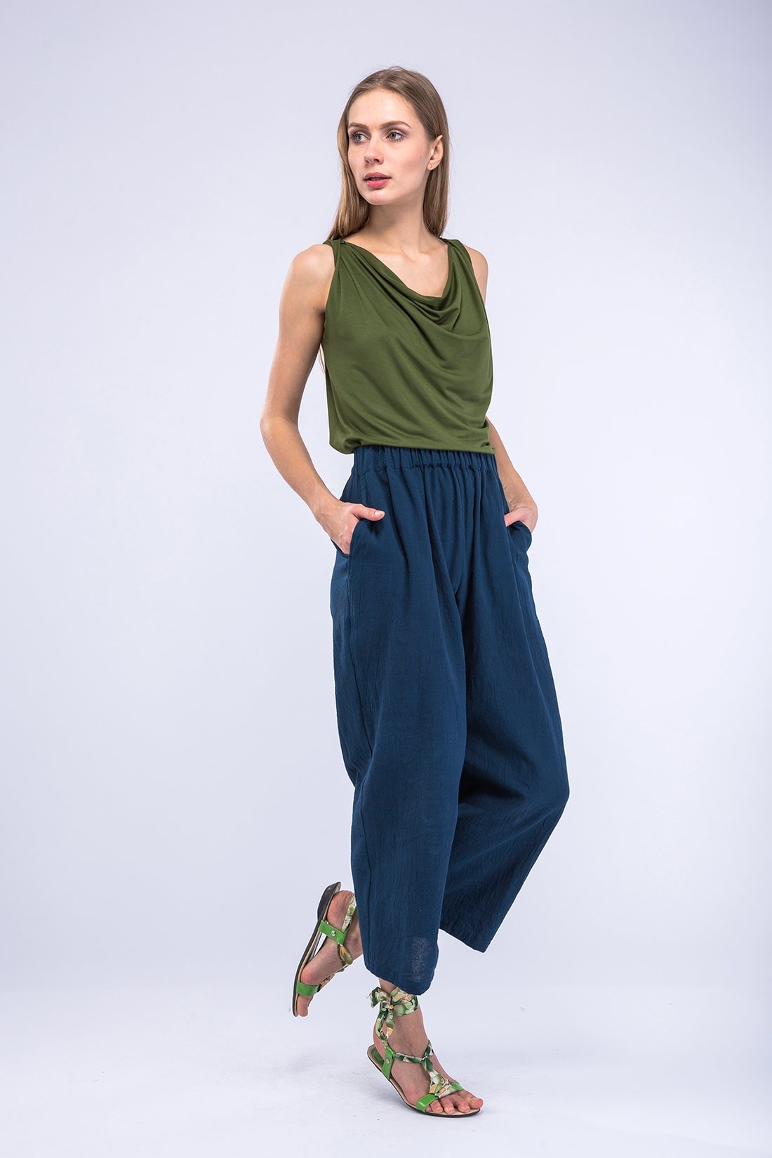 Pantalon bleu canard large en coton bio pour femme HALNY – Image 3