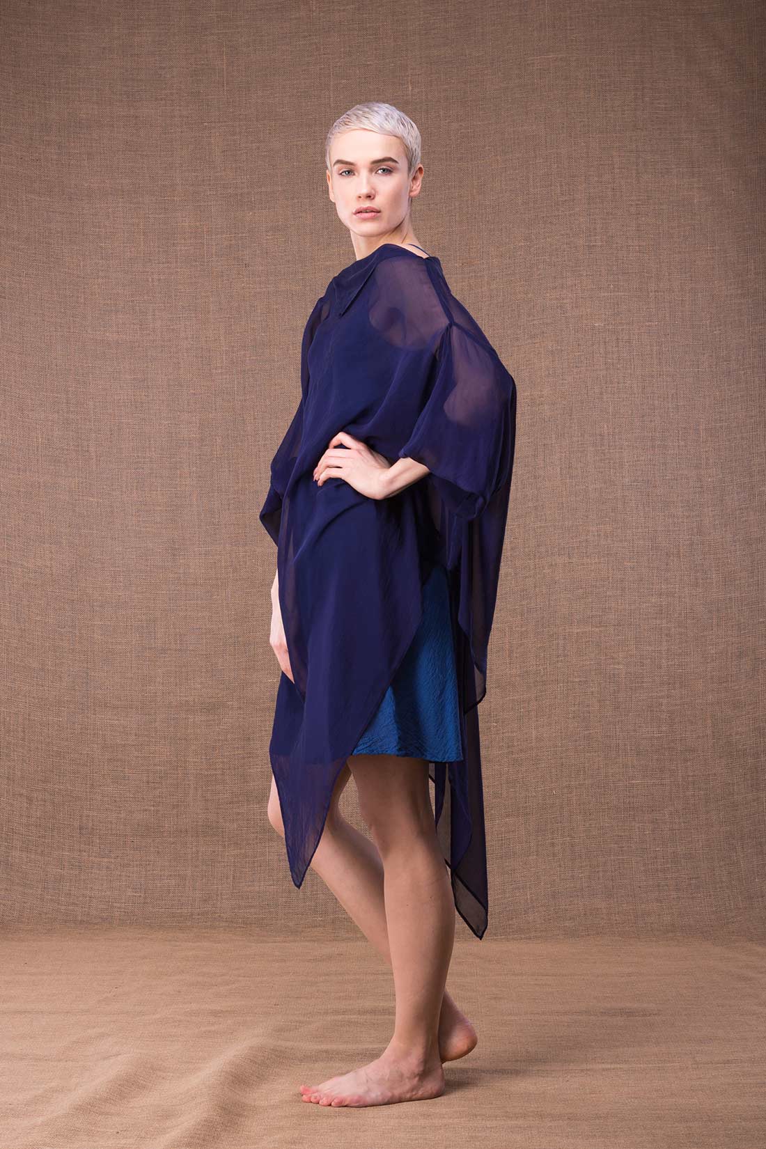 Tunique bleu marine en mousseline de soie pour femme AMMO – Image 3