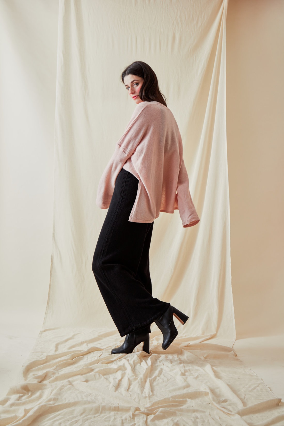 Jogging noir en laine pour femme KOS – Image 5