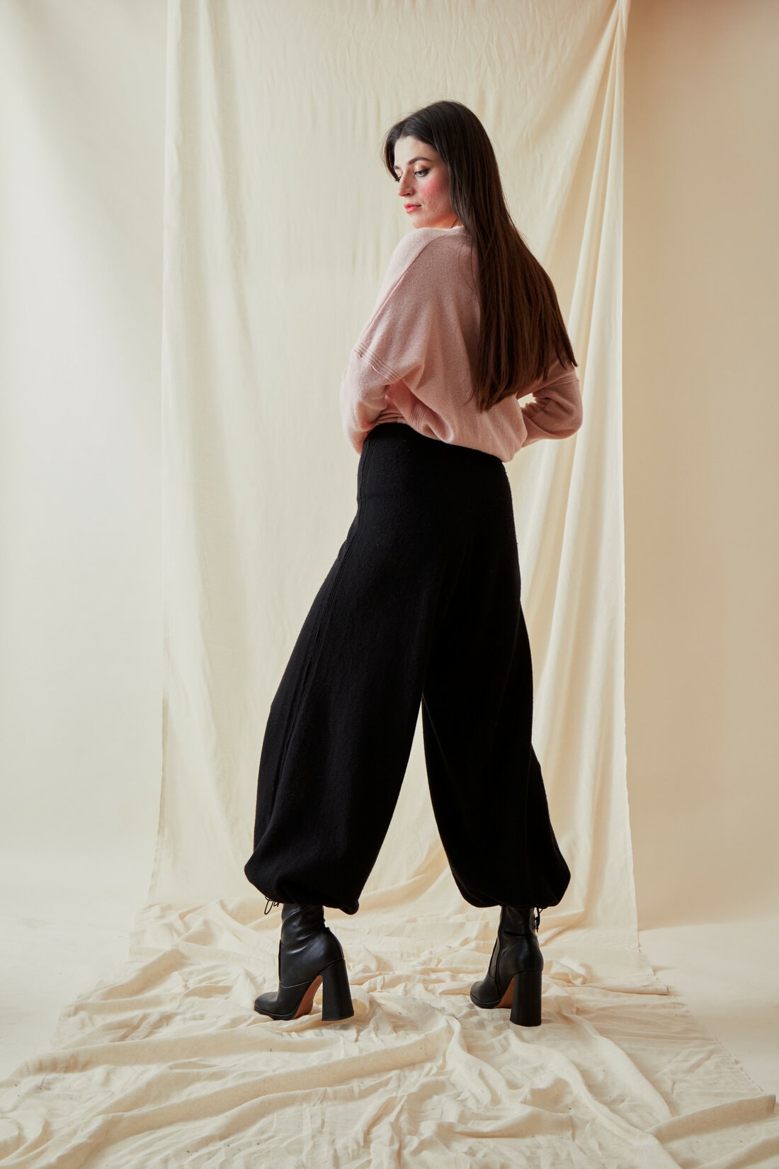 Jogging noir en laine pour femme KOS – Image 4