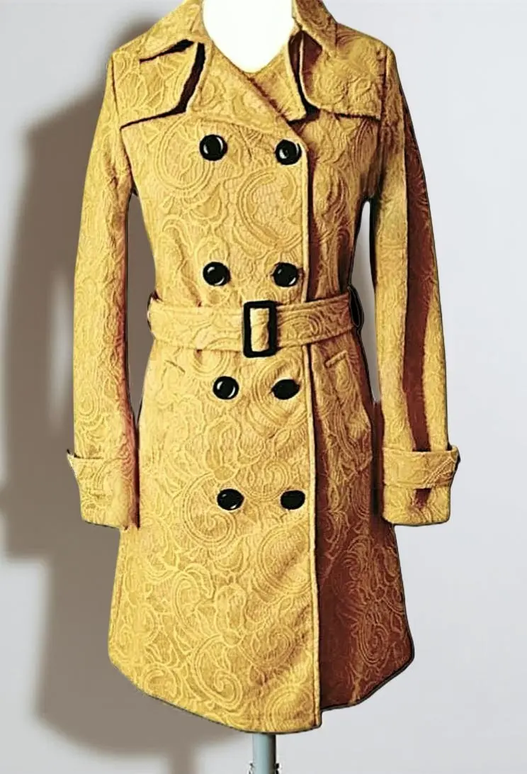 Manteau Moutarde Fantaisie pour Femme avec Ceinture et Boutons Noirs – Image 2