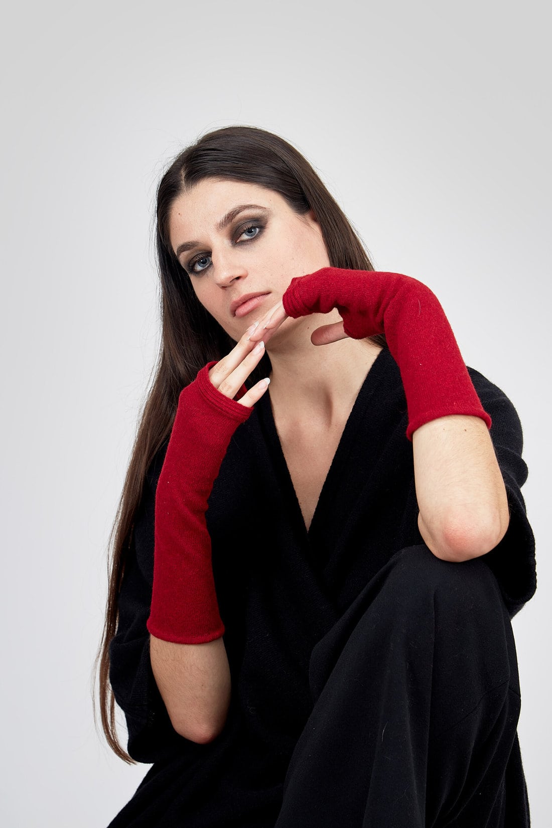 Red wool mittens for women LYNX – Image 4