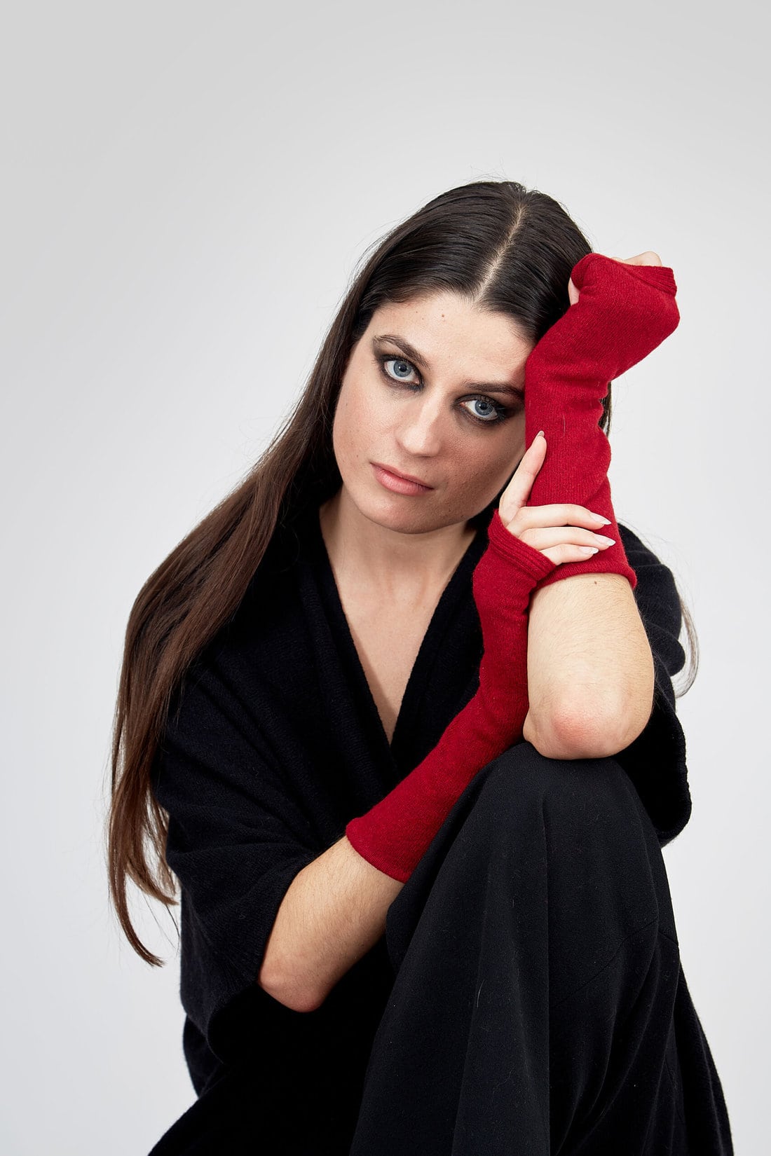 Red wool mittens for women LYNX – Image 2