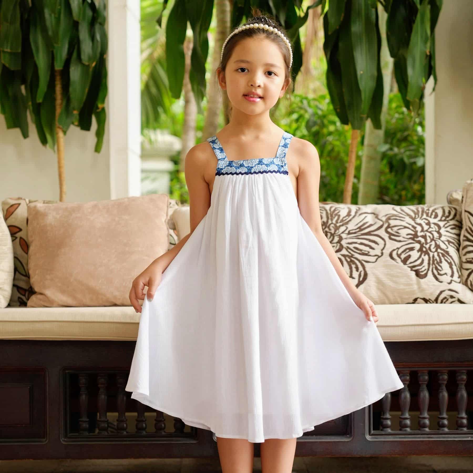 Robe Demoiselle d’Honneur Blanche Fleurie Bleue Fille | Coupe Ample | EMMA